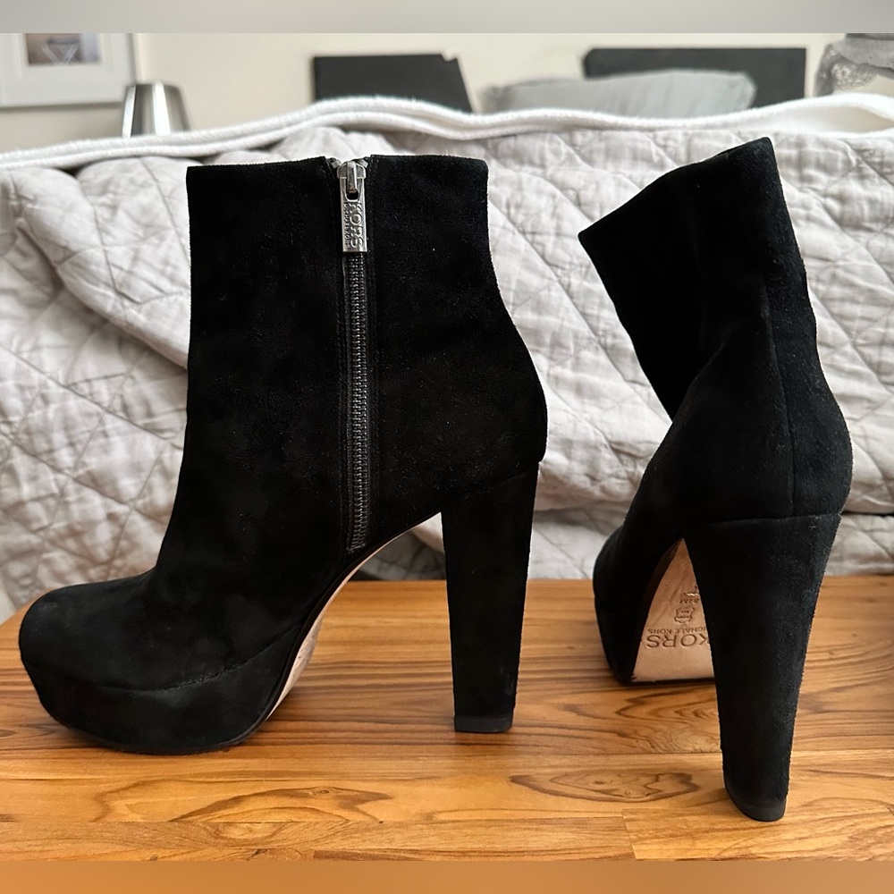SOLD 🔥KORS Michael Kors Black Suede Platform Booties 8.5